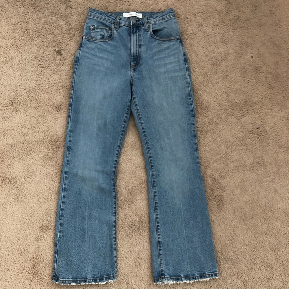 Super cute! High waisted jeans! Never worn